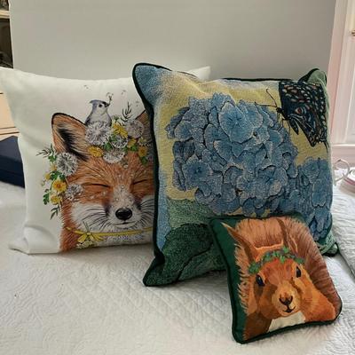 UBB1404 Set of Three Accent Pillows