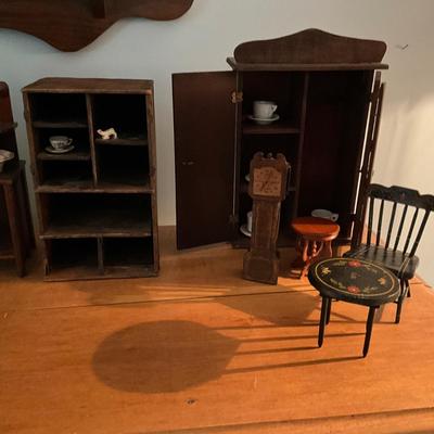 UBB1396 Lot of Mini Doll Furniture