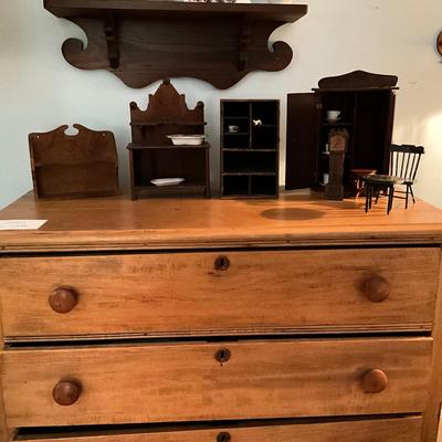 UBB1396 Lot of Mini Doll Furniture