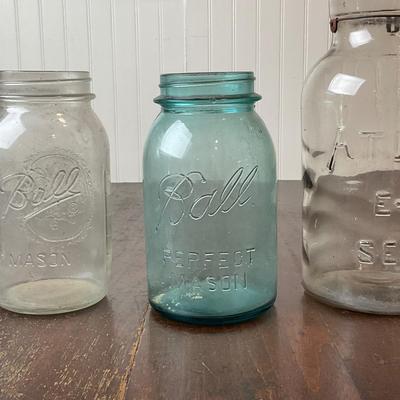 DR1390 Antique/Vintage Glass Mason Jars