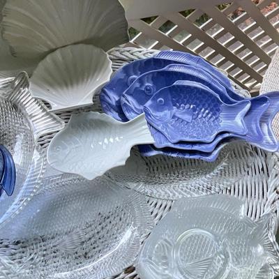 P1392 Assortment of Glass and Plastic Fish Plates
