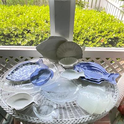 P1392 Assortment of Glass and Plastic Fish Plates