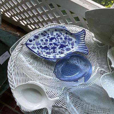 P1392 Assortment of Glass and Plastic Fish Plates