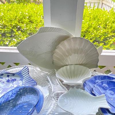 P1392 Assortment of Glass and Plastic Fish Plates