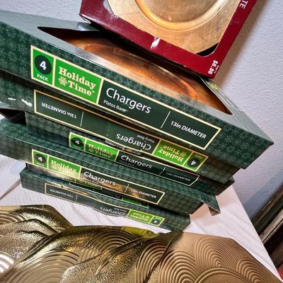 Lot 59 Lot of gold charger plates & placemats