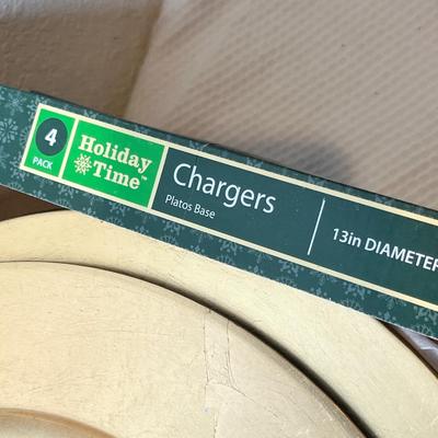 Lot 59 Lot of gold charger plates & placemats