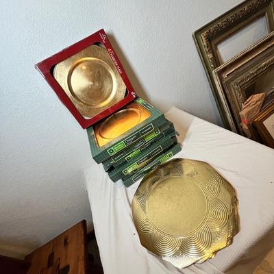 Lot 59 Lot of gold charger plates & placemats