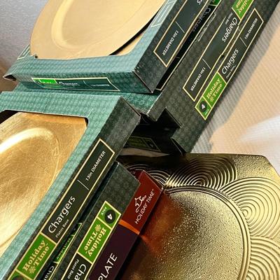 Lot 59 Lot of gold charger plates & placemats