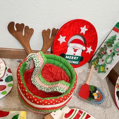 Lot 65 Dining & Serving Christmas items