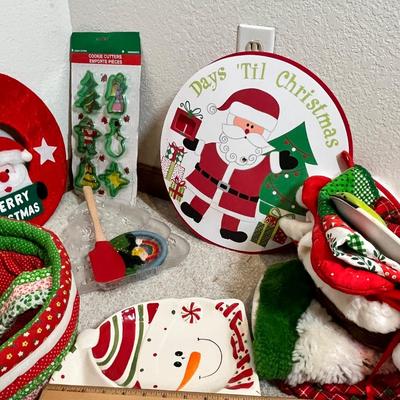 Lot 65 Dining & Serving Christmas items