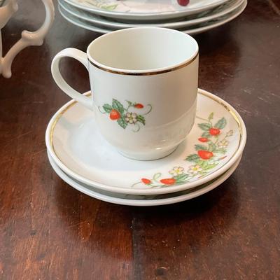 DR1425 Vintage 1979 Mikasa Antique Green Strawberry Fair Dishes