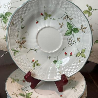 DR1425 Vintage 1979 Mikasa Antique Green Strawberry Fair Dishes