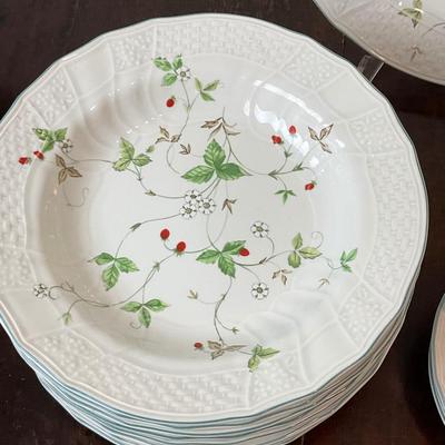 DR1425 Vintage 1979 Mikasa Antique Green Strawberry Fair Dishes