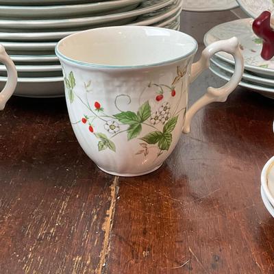 DR1425 Vintage 1979 Mikasa Antique Green Strawberry Fair Dishes