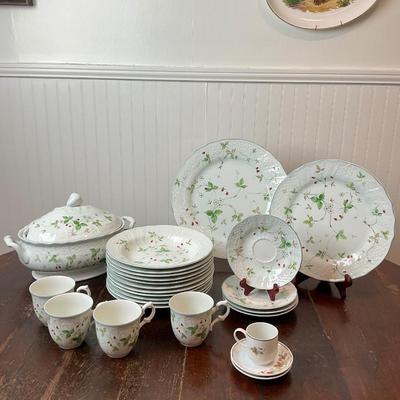 DR1425 Vintage 1979 Mikasa Antique Green Strawberry Fair Dishes