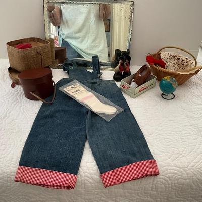 UBB1441 Vintage Doll Mirror and Accessories