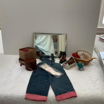 UBB1441 Vintage Doll Mirror and Accessories