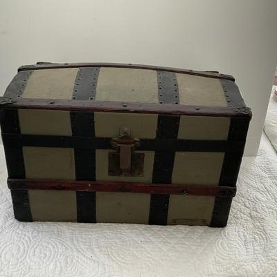 UBB1442 Vintage Small Chest