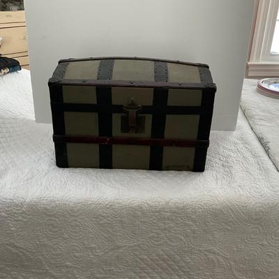 UBB1442 Vintage Small Chest