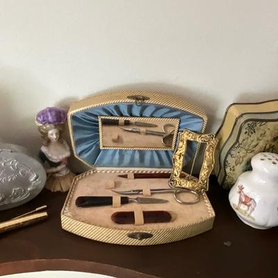 UBB1452 Antique Ladies Vanity Piece & Shelf