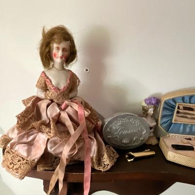 UBB1452 Antique Ladies Vanity Piece & Shelf