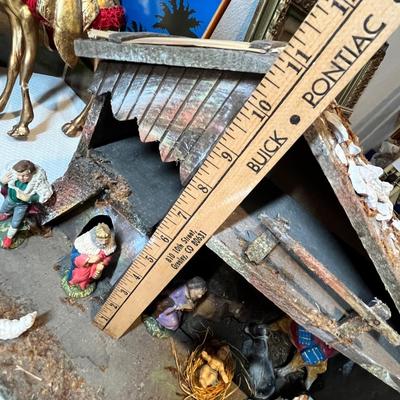 Lot 66 Nativity Decor