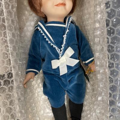 Dolls in blue lid tote