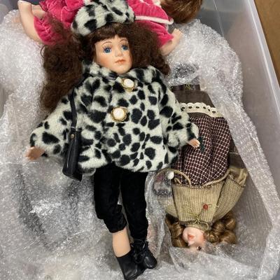 Purple lid tote with dolls