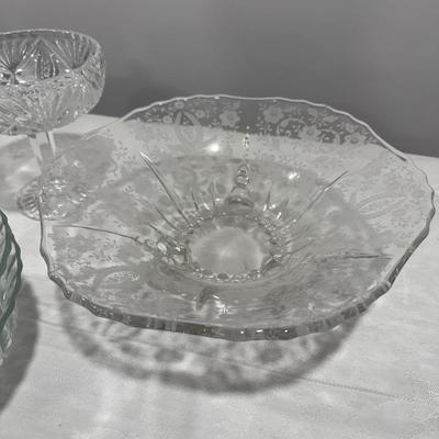 Four pretty glass and crystal pieces