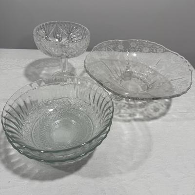 Four pretty glass and crystal pieces