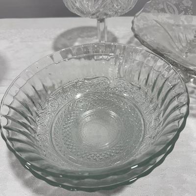 Four pretty glass and crystal pieces