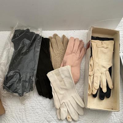 UBC1494 Lot of Ladies Gloves
