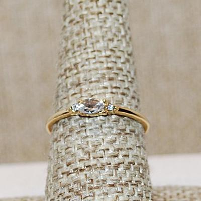 Size 9 Delicate Horizontal Clear Stone Ring & 2 Round Clear Side Stones on a Gold Tone Band (1.3g)