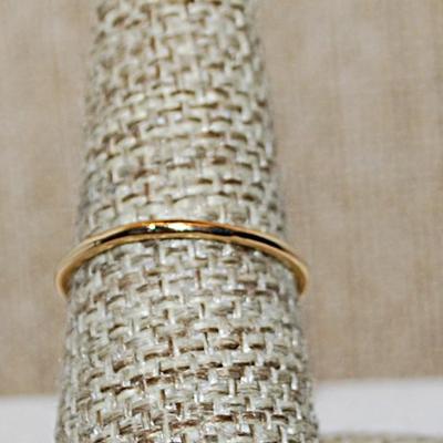 Size 8 Delicate Horizontal Clear Stone Ring & 2 Round Clear Side Stones on a Gold Tone Band (1.3g)