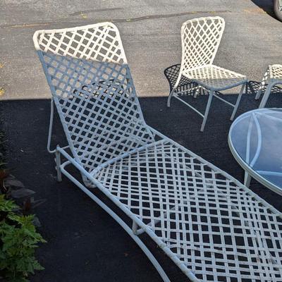 Marked - Vintage "Brown Jordan" Vinyl Strap White Patio Chase Lounge Chair Round Table Chairs & Side Table (G)