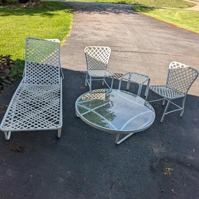 Marked - Vintage "Brown Jordan" Vinyl Strap White Patio Chase Lounge Chair Round Table Chairs & Side Table (G)