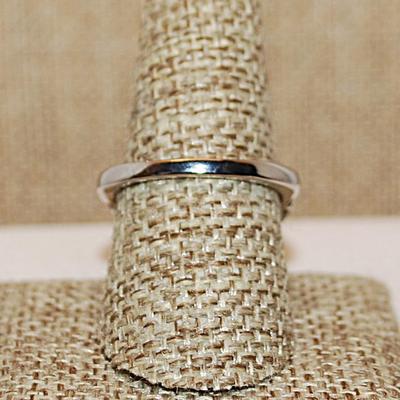 Size 10 Large Deep BLUE Beveled Rectangle Stone on a "Spider Web" Style Setting on a Silver Tone Band (5.6g)