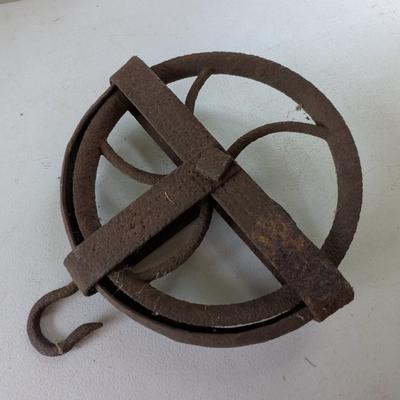Vintage Cast Iron Barn Hay Pulley With Metal Wheel (G)