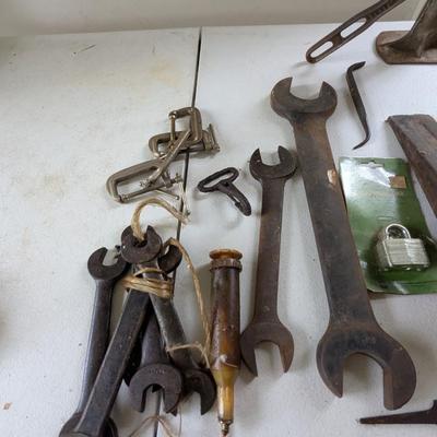 Antique Tools Metal Spikes Wedges Cast Iron Auto Screw Bottle Jack Wrenches (G)