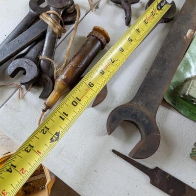 Antique Tools Metal Spikes Wedges Cast Iron Auto Screw Bottle Jack Wrenches (G)
