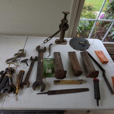 Antique Tools Metal Spikes Wedges Cast Iron Auto Screw Bottle Jack Wrenches (G)