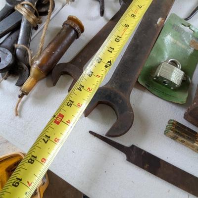 Antique Tools Metal Spikes Wedges Cast Iron Auto Screw Bottle Jack Wrenches (G)