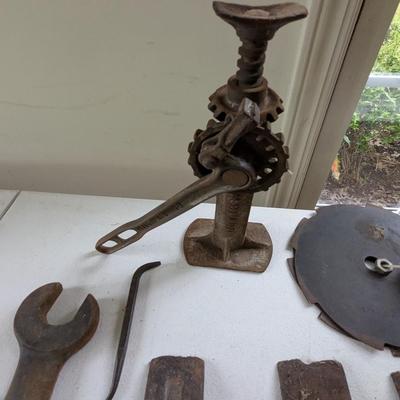 Antique Tools Metal Spikes Wedges Cast Iron Auto Screw Bottle Jack Wrenches (G)