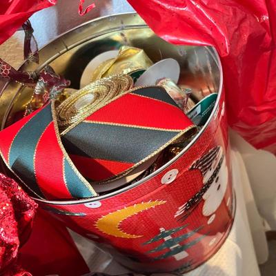 Lot 71 Christmas Decor too