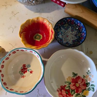 Kitchen Lot - Silver pitcher, colored bowls, Tupperware