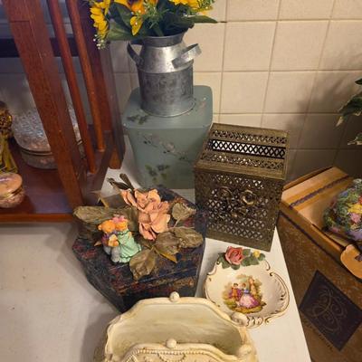 Milkjug with flowers, tissue holders, soap dish ,7 piece lot
