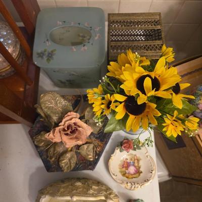 Milkjug with flowers, tissue holders, soap dish ,7 piece lot