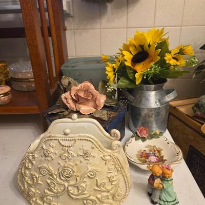 Milkjug with flowers, tissue holders, soap dish ,7 piece lot