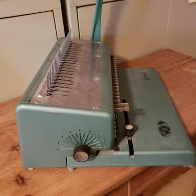 GBC Binding Machine, Plastic Binding Combs and More (G-KD)