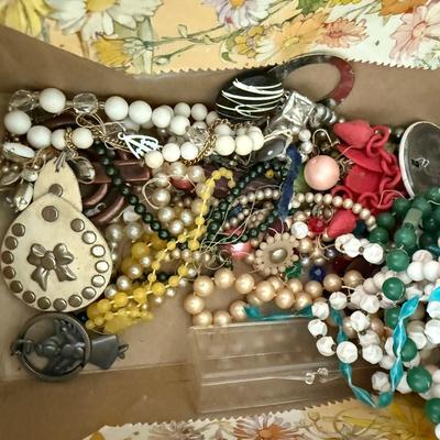 Table Loom and Other Craft Supplies (LR-BM)